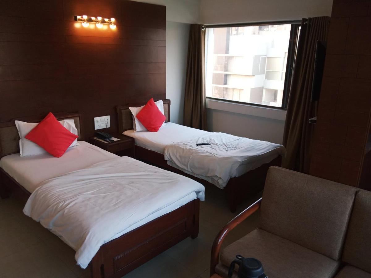 אחמדאבאד Hotel Apex מראה חיצוני תמונה